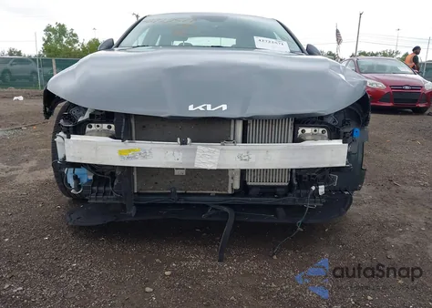 2022 Kia K5 Lxs z USA, uszkodzony, nr VIN 5XXG14J2XNG136385